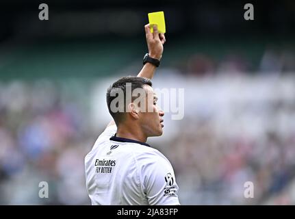 Twickenham, Regno Unito. 28th maggio 2022. London HSBC World rugby sette. Stadio di Twickenham. Twickenham. L'arbitro Craig Chan (Hong Kong) mostra la carta gialla ad Alec Coombes (Scozia, non in foto) durante la partita Pool D tra Samoa e Giappone nel mondo HSBC di Londra sette rugby. Credit: Sport in immagini/Alamy Live News Foto Stock