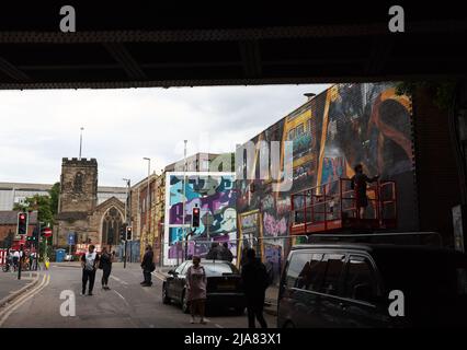 Leicester, Leicestershire, Regno Unito. 28th maggio 2022. Un artista spruzza un murale durante l'evento portare la pittura. Il premiato International Street Art Festival attira artisti da tutto il mondo. Credit Darren Staples/Alamy Live News. Foto Stock