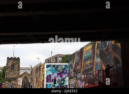 Leicester, Leicestershire, Regno Unito. 28th maggio 2022. Un artista spruzza un murale durante l'evento portare la pittura. Il premiato International Street Art Festival attira artisti da tutto il mondo. Credit Darren Staples/Alamy Live News. Foto Stock