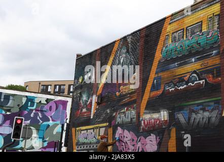 Leicester, Leicestershire, Regno Unito. 28th maggio 2022. Un artista spruzza un murale durante l'evento portare la pittura. Il premiato International Street Art Festival attira artisti da tutto il mondo. Credit Darren Staples/Alamy Live News. Foto Stock