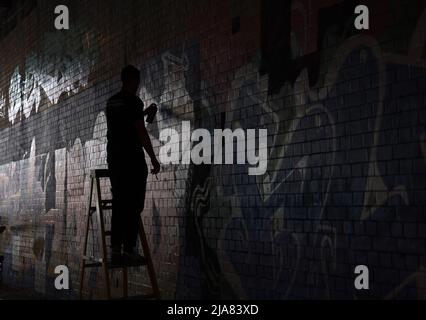 Leicester, Leicestershire, Regno Unito. 28th maggio 2022. Un artista spruzza un murale durante l'evento portare la pittura. Il premiato International Street Art Festival attira artisti da tutto il mondo. Credit Darren Staples/Alamy Live News. Foto Stock