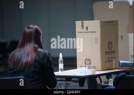 Bogota, Colombia. 28th maggio 2022. I lavoratori del registro nazionale colombiano preparano il congresso Corferias per le elezioni presidenziali 2022 in Colombia che si terranno il 29 maggio, a Bogotà, Colombia, 28 maggio 2022. Foto di: Chepa Beltran/Long Visual Press Credit: Long Visual Press/Alamy Live News Foto Stock