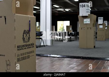 Bogota, Colombia. 28th maggio 2022. I lavoratori del registro nazionale colombiano preparano il congresso Corferias per le elezioni presidenziali 2022 in Colombia che si terranno il 29 maggio, a Bogotà, Colombia, 28 maggio 2022. Foto di: Camilo Erasso/Long Visual Press Credit: Long Visual Press/Alamy Live News Foto Stock