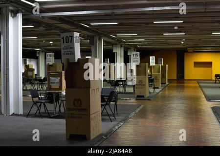 Bogota, Colombia. 28th maggio 2022. I lavoratori del registro nazionale colombiano preparano il congresso Corferias per le elezioni presidenziali 2022 in Colombia che si terranno il 29 maggio, a Bogotà, Colombia, 28 maggio 2022. Foto di: Camilo Erasso/Long Visual Press Credit: Long Visual Press/Alamy Live News Foto Stock