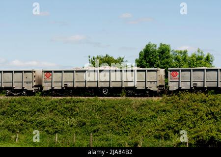 Ermewa camion su un treno di zavorramento, Warwickshire, Regno Unito Foto Stock