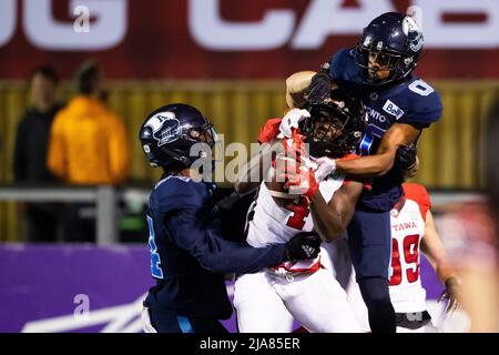 Ottawa, Canada. 27th maggio 2022. Ottawa Redblacks difensive back Trumaine Washington (4) intercetta un Hail Mary pass come Toronto Argonauts Jamari Hester (84) Earnest Edwards (00) lotta per catturare la palla durante il gioco di preseason CFL tra i Toronto Argonauts e Ottawa Redblacks al TD Place Stadium di Ottawa, Canada. Daniel Lea/CSM/Alamy Live News Foto Stock