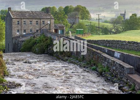 Lo storico Gayle Mill, un edificio storico vicino a Hawes, Wensleydale, Yorkshire Dales National Park. Gayle Beck forniva energia idrica al mulino. Foto Stock