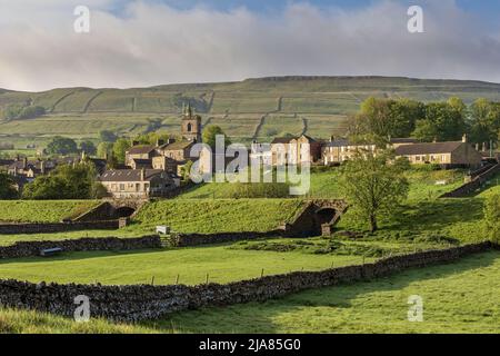 La mattina presto la luce sopra la pittoresca città di mercato di Hawes nel Parco Nazionale di Yorkshire Dales, North Yorkshire, Inghilterra, Regno Unito Foto Stock