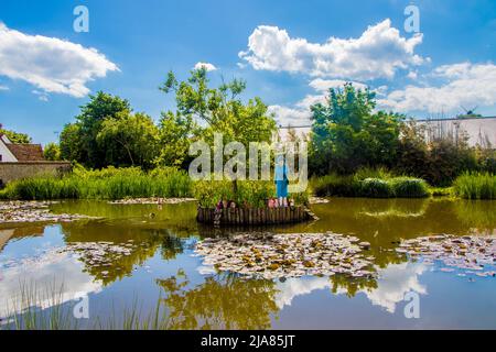 REGNO UNITO. 28th maggio 2022. I Prankers hanno preso di mira il Villaggio di Rottingdean Pond in Sussex facendo una mostra per le celebrazioni giubilari. I hanno messo un taglio di carboard della regina con un Corgi e le facce della famiglia reale intorno ad un'isola nel mezzo dello stagno per rappresentare il balcone al palazzo di Buckingham. Hanno messo la faccia di Andrew di prezzo via da tutto e sull'altro lato dell'isola ci è il principe Harry e Megan accreditamento: @Dmoonuk/Alamy Live News Foto Stock