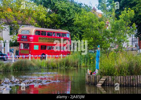 REGNO UNITO. 28th maggio 2022. I Prankers hanno preso di mira il Villaggio di Rottingdean Pond in Sussex facendo una mostra per le celebrazioni giubilari. I hanno messo un taglio di carboard della regina con un Corgi e le facce della famiglia reale intorno ad un'isola nel mezzo dello stagno per rappresentare il balcone al palazzo di Buckingham. Hanno messo la faccia di Andrew di prezzo via da tutto e sull'altro lato dell'isola ci è il principe Harry e Megan accreditamento: @Dmoonuk/Alamy Live News Foto Stock