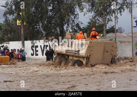 Marines peruviano, utilizzando veicoli anfibi (ASLAV-II), il soccorso alle vittime delle inondazioni nella periferia della città di Lima. Foto Stock