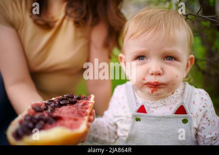 madre e figlia mangiano il pane della marmellata in una sorgente di picnic Foto Stock