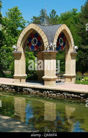 Padiglione di vetro vicino al laghetto dello specchio a Kislovodsk, Russia Foto Stock