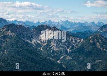 Vista sulla montagna bavarese al sole estivo Foto Stock