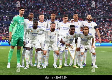 Parigi, Francia, 28th maggio 2022. La squadra del Real Madrid posa per una foto di squadra prima della partita della UEFA Champions League allo Stade de France, Parigi. Il credito d'immagine dovrebbe leggere: David Klein / Sportimage Credit: Sportimage/Alamy Live News Foto Stock