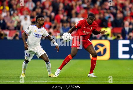 Jose Vinicius Junior di Real Madrid (a sinistra) e Ibrahima Konate di Liverpool durante la finale della UEFA Champions League allo Stade de France di Parigi. Data foto: Sabato 28 maggio 2022. Foto Stock