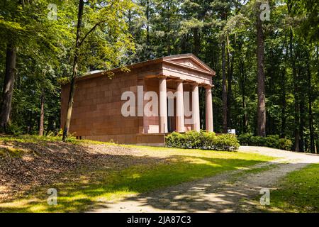 Kamieniec Zabkowicki, Polonia - Giugno 2021: Facciata del Mausoleo edificio in grande parco Foto Stock