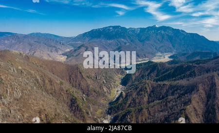 Vista aerea del drone sopra la valle di Calinesti. L'insediamento è circondato da boschi di faggi e da scogliere erose che si sottolineano dagli alberi Foto Stock