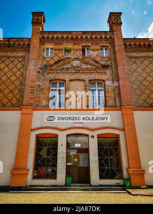 Kamieniec Zabkowicki, Polonia - Giugno 2021: Facciata della stazione ferroviaria Foto Stock