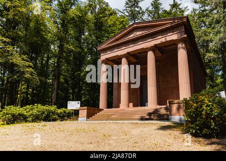 Kamieniec Zabkowicki, Polonia - Giugno 2021: Facciata del Mausoleo edificio in grande parco Foto Stock