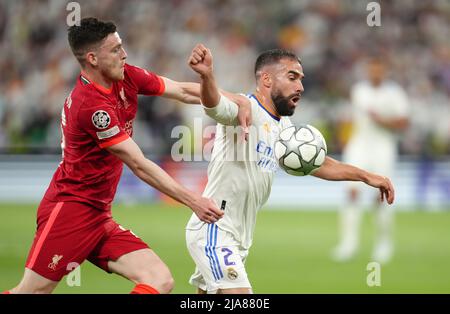 Andrew Robertson di Liverpool e Dani Carvajal del Real Madrid (a destra) lottano per la palla durante la finale della UEFA Champions League allo Stade de France di Parigi. Data foto: Sabato 28 maggio 2022. Foto Stock