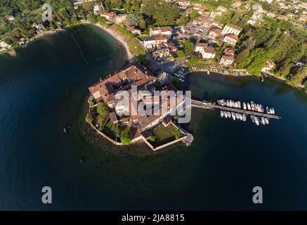 VISTA AEREA. Foto panoramica, vista da cartolina dal lago di un piccolo borgo antico in Lombardia, Lierna, Lago di Como, Italia Foto Stock