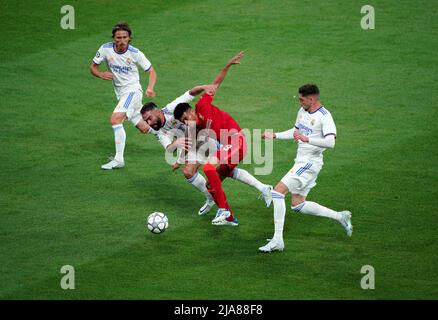 Luis Diaz (centro) di Liverpool è stato affrontato dal Dani Carvajal del Real Madrid durante la finale della UEFA Champions League allo Stade de France di Parigi. Data foto: Sabato 28 maggio 2022. Foto Stock