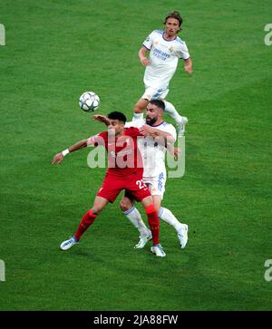 Luis Diaz (centro) di Liverpool è stato affrontato dal Dani Carvajal del Real Madrid durante la finale della UEFA Champions League allo Stade de France di Parigi. Data foto: Sabato 28 maggio 2022. Foto Stock