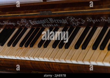 Kamieniec Zabkowicki, Polonia - Giugno 2021: Piano Old Traugott Berndt Breslau Foto Stock