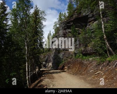 La strada a destra all'apertura di Grønligrotta, Mo i Rana, Norvegia. Foto Stock