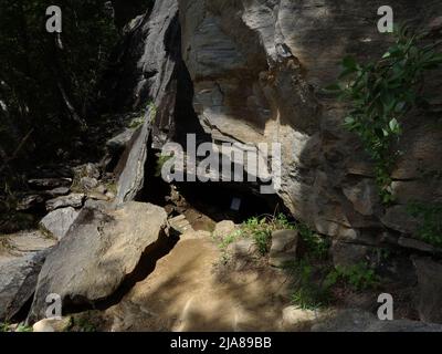 Grotta di apertura a Grønligrotta. Con una guida si può ottenere circa 400 m nella grotta. Foto Stock