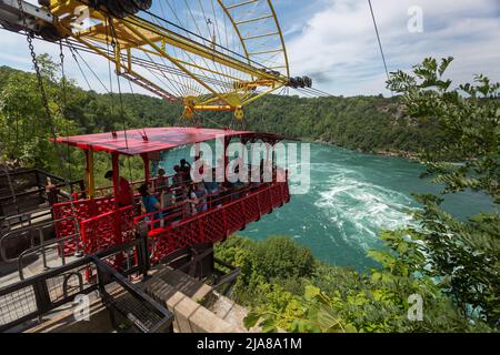 La Whirlpool Aero Car porta turisti e visitatori per un giro sull'idromassaggio del fiume Niagara. Cascate del Niagara, Ontario, Canada - AGOSTO 2019 Foto Stock