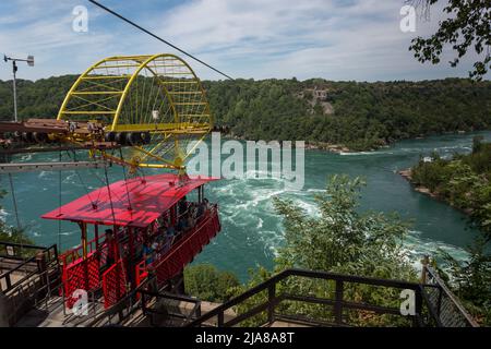 La Whirlpool Aero Car porta turisti e visitatori per un giro sull'idromassaggio del fiume Niagara. Cascate del Niagara, Ontario, Canada - AGOSTO 2019 Foto Stock