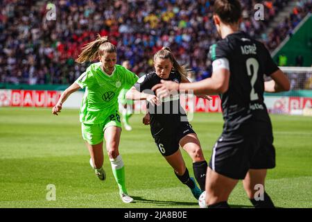 Colonia, Germania. 28th maggio 2022. Tabe Wassmuth (28 Wolfsburg) e Maria Plattner (6 Potsdam) in azione durante il DFB-Pokalfinale der Frauen 2021/2022 tra VfL Wolfsburg e turbine Potsdam al RheinEnergieSTADIUM di Colonia, Germania. Norina Toenges/Sports Press Photo Credit: SPP Sport Press Photo. /Alamy Live News Foto Stock