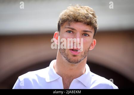 Il pilota francese Pierre Gasly della Scuderia AlphaTauri Honda parla ai media prima dell’inizio del weekend del Gran Premio di Monaco F1 a Monaco. Foto Stock