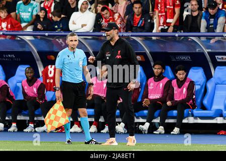 Parigi, Francia - Maggio 28: Liverpool Head Coach Jurgen Klopp gesti durante la partita finale della UEFA Champions League tra Liverpool FC e Real Madrid allo Stade de France il 28 maggio 2022 a Parigi, Francia. (Foto di Adam Sobral/Eurasia Sport Images/) Credit: Marcio Rodrigo Ferreira Machado/Alamy Live News Foto Stock