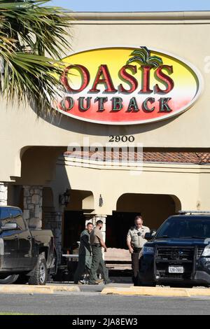 Uvalde, Texas, Stati Uniti. 26th maggio 2022. La polizia e altri al di fuori del superstore Oasis Outback all'aperto dove il cannoniere che ha ucciso 19 bambini e due adulti ha comprato le sue armi e munizioni su Main Street a Uvalde, Texas. (Credit Image: © Bob Daemmrich/ZUMA Press Wire) Foto Stock