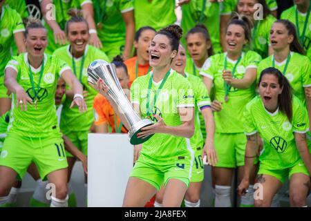 COLONIA, GERMANIA - 28 MAGGIO 2022: Dominique Janssen. I giocatori di Wolfsburg festeggiano la vittoria nel Pokal finale del DFB der Frauen 2022 Foto Stock