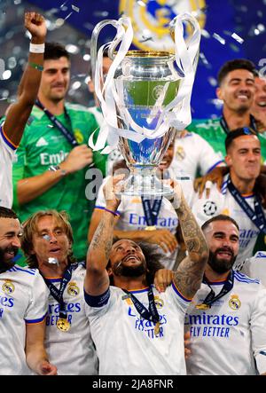 Il Marcelo di Real Madrid solleva il trofeo dopo aver vinto la finale della UEFA Champions League allo Stade de France di Parigi. Data foto: Sabato 28 maggio 2022. Foto Stock