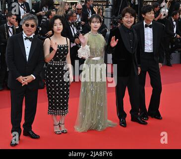 Cannes, Francia. 28th maggio 2022. CANNES, FRANCIA. 28 maggio 2022: Dong-won Gang, Song Kang-ho, Hee-jin Choi, Joo-Young Lee e Direttore Hirokazu Koreeda al Gala di chiusura del Festival de Cannes 75th. Picture Credit: Paul Smith/Alamy Live News Foto Stock