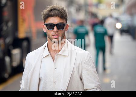 Monaco, Monaco. 27th maggio 2022. Il pilota francese Pierre Gasly della Scuderia AlphaTauri Honda arriva al paddock prima dell'inizio del weekend del Gran Premio di Monaco F1 a Monaco. (Foto di Jure Makovec/SOPA Images/Sipa USA) Credit: Sipa USA/Alamy Live News Foto Stock