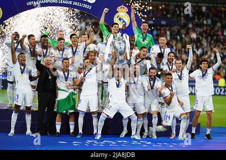 Il Marcelo di Real Madrid solleva il trofeo dopo aver vinto la finale della UEFA Champions League allo Stade de France di Parigi. Data foto: Sabato 28 maggio 2022. Foto Stock