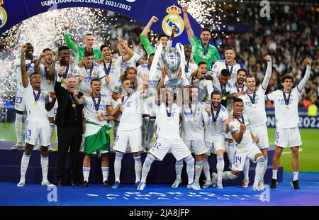 Il Marcelo di Real Madrid solleva il trofeo dopo aver vinto la finale della UEFA Champions League allo Stade de France di Parigi. Data foto: Sabato 28 maggio 2022. Foto Stock