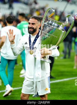 Daniel Carvajal di Real Madrid festeggia con il trofeo dopo la vittoria contro Liverpool dopo la finale della UEFA Champions League allo Stade de France di Parigi. Data foto: Sabato 28 maggio 2022. Foto Stock