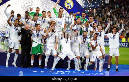 Il Marcelo di Real Madrid solleva il trofeo dopo aver vinto la finale della UEFA Champions League allo Stade de France di Parigi. Data foto: Sabato 28 maggio 2022. Foto Stock