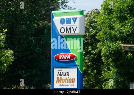 Bucarest, Romania - 20 maggio 2022: Il pannello con i prezzi della benzina e del diesel è visto in una stazione di benzina OMV a Bucarest questa immagine è per uso editoriale Foto Stock