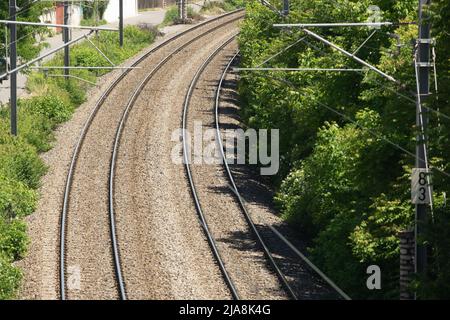 Bucarest, Romania - 20 maggio 2022: Infrastrutture ferroviarie nel nord di Bucarest. Foto Stock