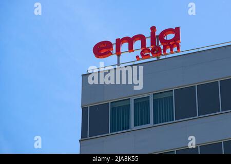 Bucarest, Romania - 20 maggio 2022: Il logo di emia.com è visto in cima ad un edificio. Foto Stock