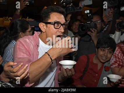 Mumbai, India. 28th maggio 2022. L'attore Bollywood Aamir Khan prova il cibo di strada indiano dopo il lancio del trailer di anteprima del suo prossimo film "Laal Singh Chaddha". (Foto di Ashish Vaishnav/SOPA Images/Sipa USA) Credit: Sipa USA/Alamy Live News Foto Stock