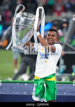 Rodrygo del Real Madrid con il trofeo dopo la finale della UEFA Champions League allo Stade de France di Parigi. Data foto: Sabato 28 maggio 2022. Foto Stock